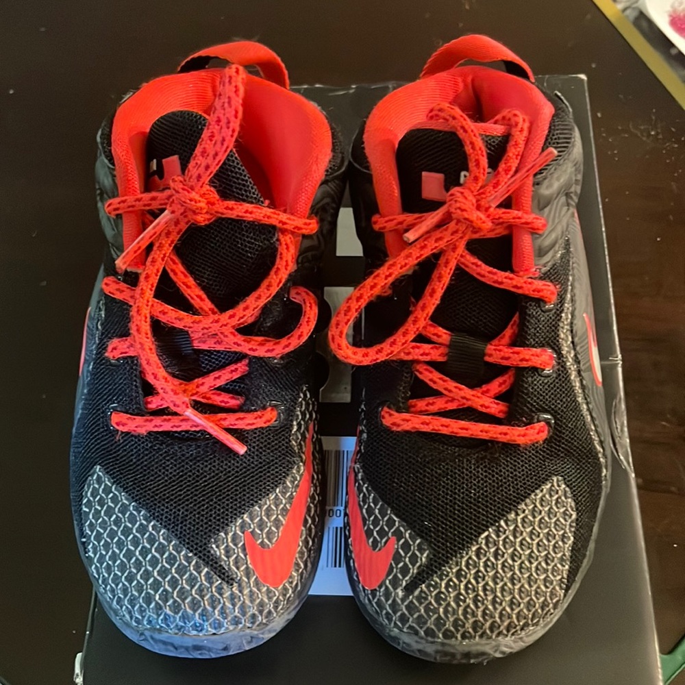 Black/white/crimson Lebron XII small child sneaker. Size 10c